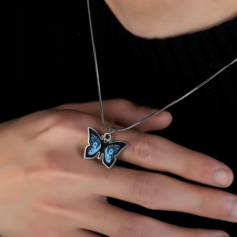 Collana con Ciondolo a Farfalla a Fiamma Blu in Acciaio al Titanio Lega Doppia Catena Link Streetwear Hip Hop Gioielli di Moda per Uomo Donna