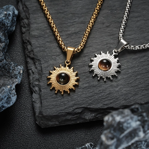 Collana da Uomo con Pendente a Sole in Acciaio al Titanio Pietra Occhio di Tigre Raggi di Sole Catena Box Oro Argento Gioielli
