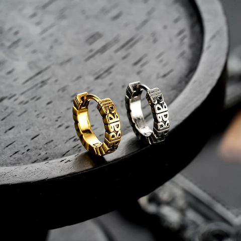 Orecchini Huggie Hoop in Rame Vintage con Lettere Goffrate Punk Hip Hop Oro Argento Antico Fibbie per Uomo Donna Gioielli