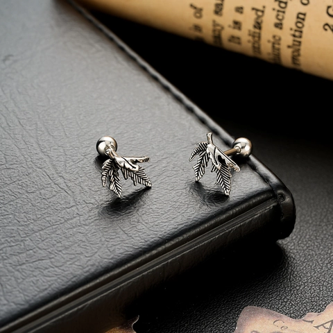 Vintage Titanstahl Ahornblatt Ohrstecker Unisex Mode Silber Oxidiertes Blattmuster Schraubverschluss Ohrschmuck Für Den Alltag