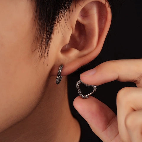 Vintage Stainless Steel Heart Hoop Earrings For Men Women Gothic Carved Relief Ear Buckle Punk Rock Jewelry Single Piece