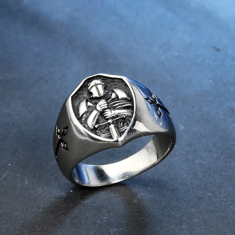 Anello in Acciaio Inossidabile Scudo Cavaliere Medievale Vintage per Uomo Donna Croce Goffrata Retro Gothic Biker Punk Gioielli