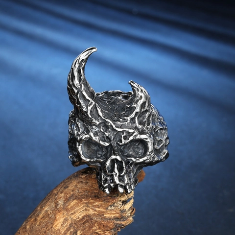 Anello Vintage in Acciaio al Titanio con Teschio e Corna di Ariete Gotico Punk Demone Scheletro Argento Antico Gioielli Uomo