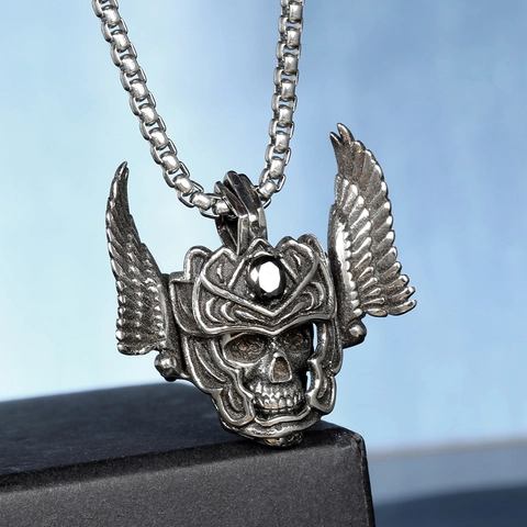 Collana Gotica con Ciondolo a Forma di Teschio con Elmo e Ali in Acciaio Inossidabile per Uomo Gioielli Punk Biker Vintage