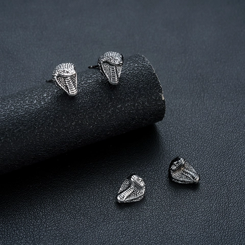 Pendientes de Botón de Cabeza de Serpiente de Cobre Retro para Hombre Mujer Punk Gótico Zodiaco Cobra Joyería Poste de Acero Inoxidable Clips Magnéticos