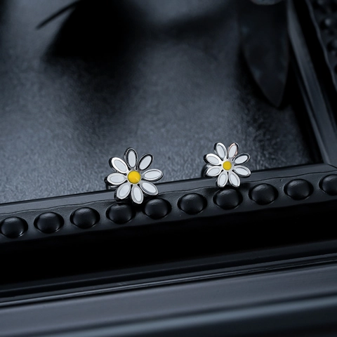 Boucles d'Oreilles Clous en Acier Inoxydable Marguerite pour Hommes Femmes Doux Tournesol en Émail Bijoux Piercing Helix Cadeau