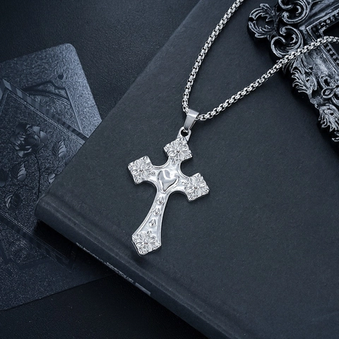 Collier Pendentif Croix en Acier Titane Vintage pour Hommes Femmes Argent Antique Fleur Sculptée Cœur Bijoux Gothiques