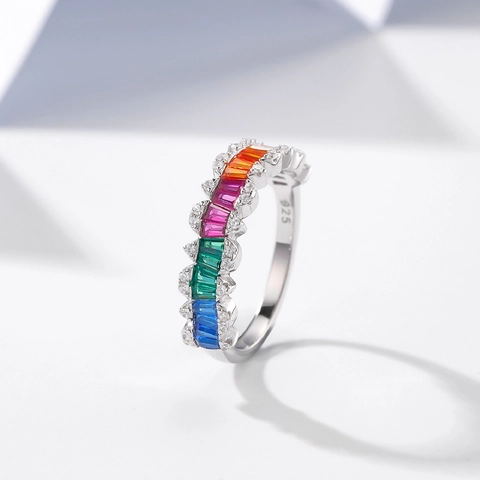 Anello in Argento Sterling 925 con Zirconia Arcobaleno per Donna Anello da Dito Intarsiato Geometrico a Triangolo Personalizzato Gioielli di Moda
