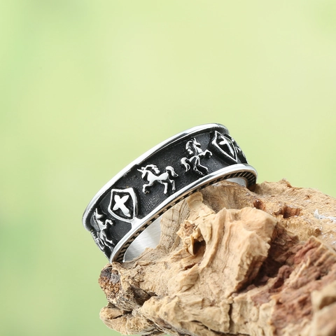 Anillo de Acero de Titanio Vintage Cruz Caballo Escudo Relieve para Hombre Retro Punk Biker Banda Ancha Joyería Pulida