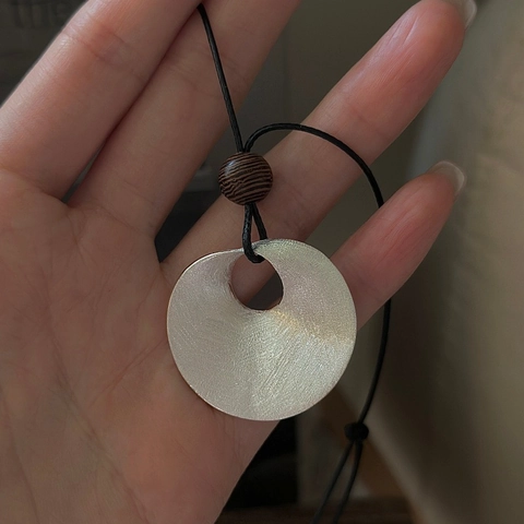 Collier Pendentif Rond Brossé en Argent Sterling 925 Sautoir Minimaliste avec Perles en Bois Longue Chaîne Réglable
