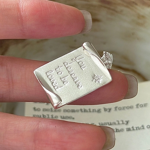Collana con Pendente a Forma di Libro in Argento Sterling 925 con Scritta Ispiratrice You Deserve To Be Loved Gioielli Vintage per Donna