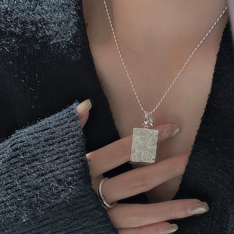 Collar con Colgante de Margarita de Plata de Ley 925 Vintage para Mujer Diseño de Nicho Retro Rectangular con Incrustaciones de Strass