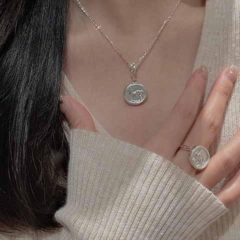Ciondolo Cavallo in Argento Sterling 925 Vintage Minimalista Medaglione Rotondo Rilievo Moneta Gioielli per Donna Uomo Outfit Quotidiani