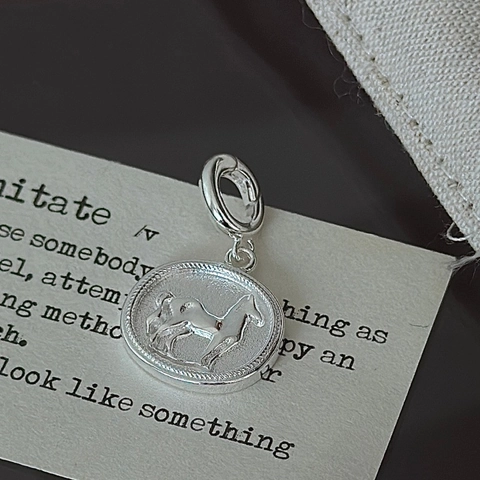 Ciondolo Cavallo in Argento Sterling 925 Vintage Minimalista Medaglione Rotondo Rilievo Moneta Gioielli per Donna Uomo Outfit Quotidiani