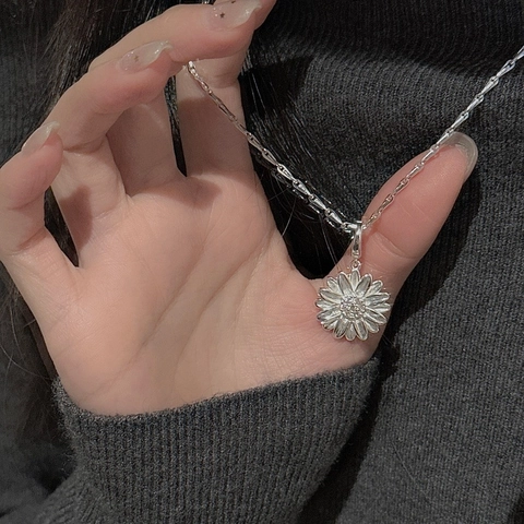 925 Sterling Silver Daisy Flower Pendant Necklace For Women Retro Minimalist Rhinestone Inlaid Floral Charm Jewelry Gift