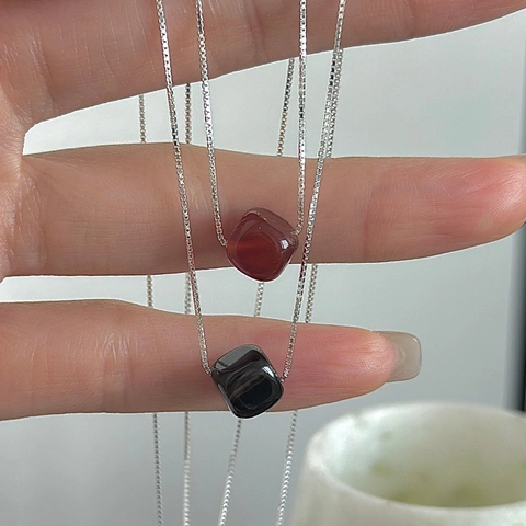 Collar con Colgante Geométrico de Plata de Ley 925 Minimalista Retro Ágata Roja Negra Cadena de Clavícula Joyería para Mujer