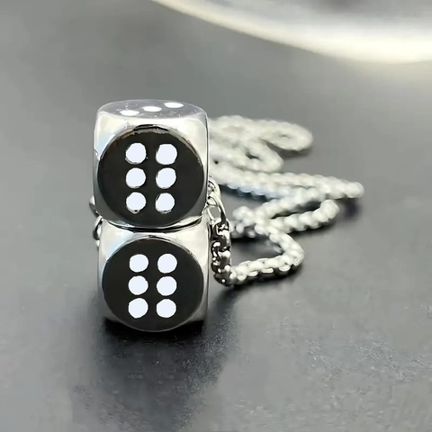 Ciondolo Pendente per Specchietto Retrovisore Auto a Forma di Dado in Argento Catena in Metallo Decorazione Interna Creativa Uomo Donna