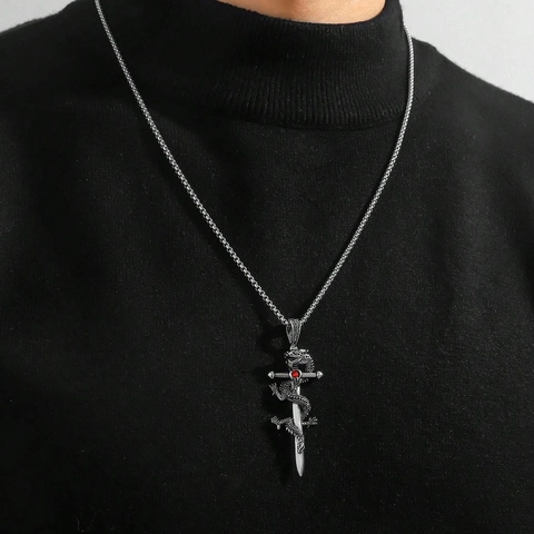 Collar Con Colgante De Espada De Dragón Gótico Hip Hop Aleación De Zinc Rhinestone Rojo Joyería Estilo Retro Para Hombres