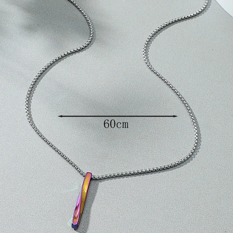 Collar Con Colgante de Barra Torsionada de Acero Inoxidable Minimalista para Hombre Hip Hop Arcoíris Iridiscente Joyería