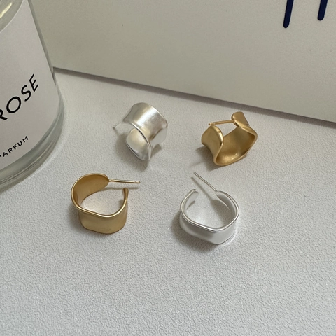 Pendientes de Botón de Plata de Ley 925 en Forma de C para Mujer Minimalistas Onda Irregular Superficie Mate Joyería de Oreja