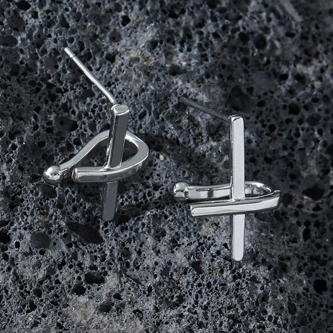 Boucles d'Oreilles Clous Croix en Acier Titane Minimalistes pour Hommes Femmes Style Industriel Géométrique Poli Couleur Acier Bijoux de Mode