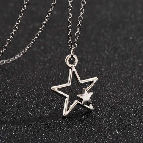 Collana con Pendente a Doppia Stella alla Moda per Uomo Donna in Lega Argentata Stelle Vuote e Piene Catena a Clavicola Gioielli di Moda Minimalista Regalo