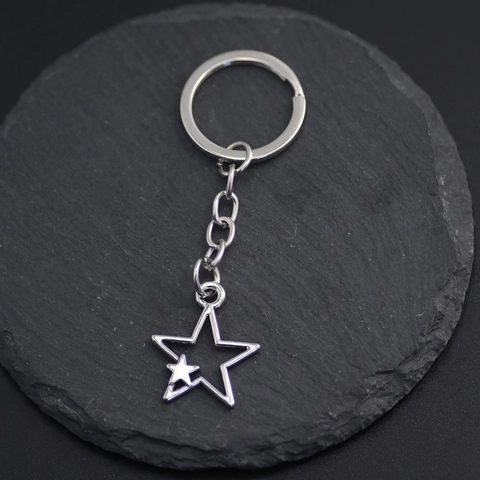 Llavero Minimalista de Aleación de Zinc con Estrella Hueca Colgante Plata Estrella de Cinco Puntas Llavero de Moda Regalo para Bolso