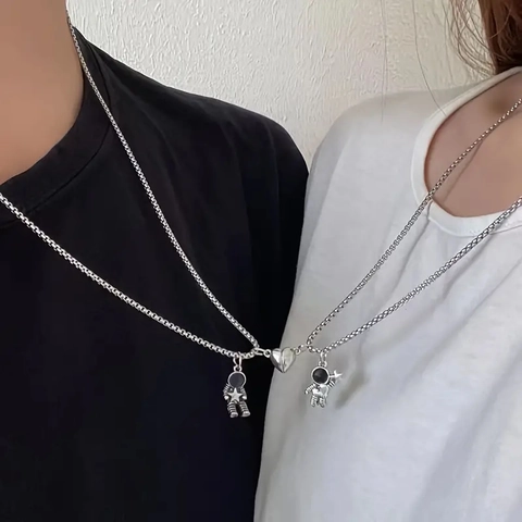 Koppel Astronaut Magneet Aantrekkingskracht Ketting Set Zilver Titanium Staal Hart Hanger Spaceman Kettingen Sieraden