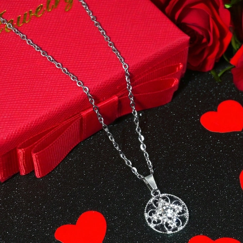 Collar con Colgante de Flor Hueca de Acero Inoxidable Con Caja de Regalo Roja Tarjeta Estrás Plateado Joyería para Mujer