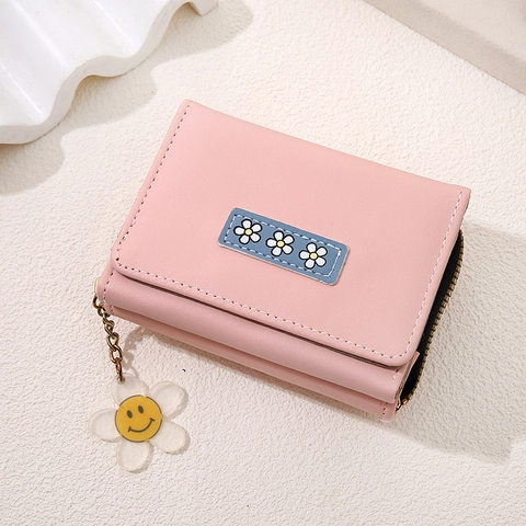 Portefeuille Court pour Femme en Cuir PU Pliage en Trois avec Broderie Marguerite et Pendentif Smiley Fermeture Éclair Petit Sac