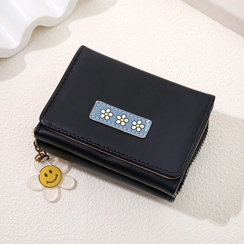Portefeuille Court pour Femme en Cuir PU Pliage en Trois avec Broderie Marguerite et Pendentif Smiley Fermeture Éclair Petit Sac