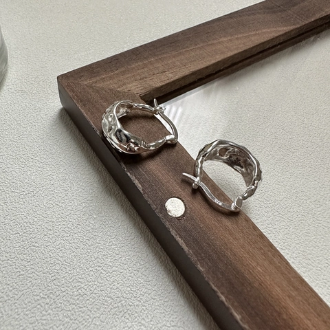 S925 Sterlingsilber U-förmige Ohrringe Für Damen Minimalistische Unregelmäßige Gehämmerte Textur Flüssigmetall Stil Modeschmuck