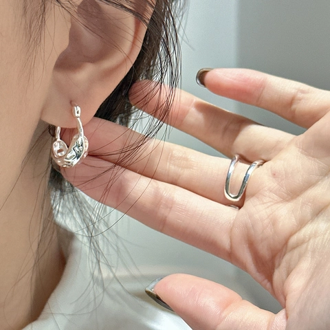 S925 Sterlingsilber U-förmige Ohrringe Für Damen Minimalistische Unregelmäßige Gehämmerte Textur Flüssigmetall Stil Modeschmuck
