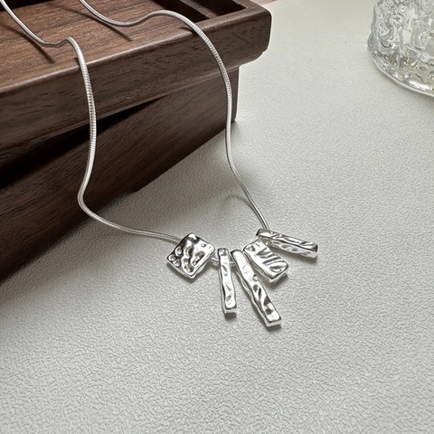 Collar de Plata de Ley 925 Retro Con Colgante de Cuadrado Irregolare Texturizado para Mujer Cadena de Serpiente Minimalista