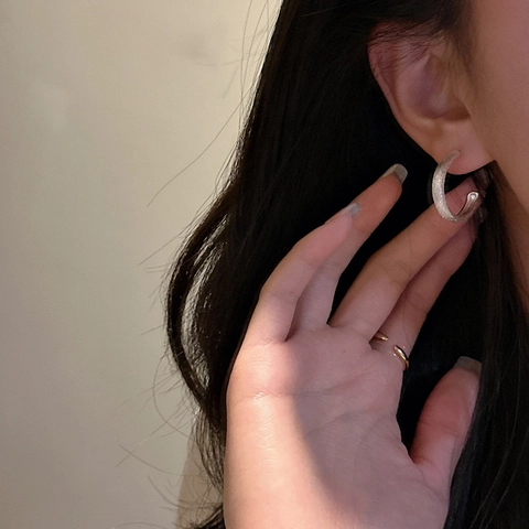 925 Sterlingsilber Gebürstete C-Form Ohrstecker Für Damen Koreanischer Stil Minimalistisch Geometrisch Strukturierte Silber Ohrringe