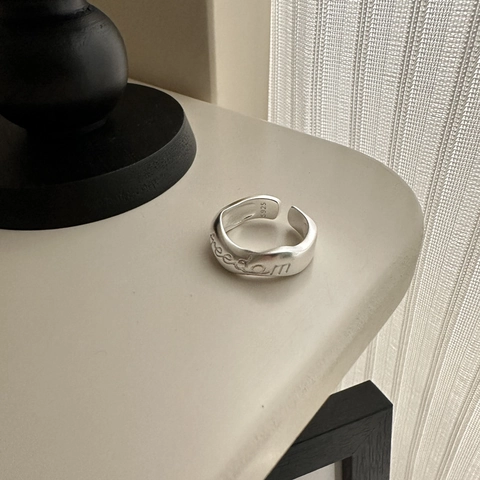 Anillo Abierto Ajustable de Plata de Ley 925 Grabado Letra Freedom Minimalista Estilo Coreano Ins Mate Pulido Joyería para Mujer