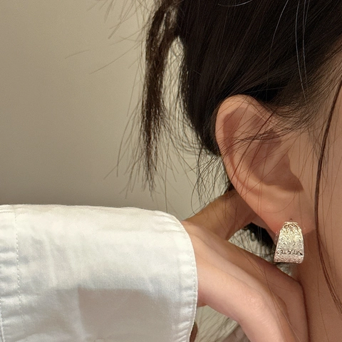 925 Sterling Silver Vintage Scrollwork C-Shape Hoop Earrings For Women Niche Design Embossed Fashion Daily Jewelry Accessory