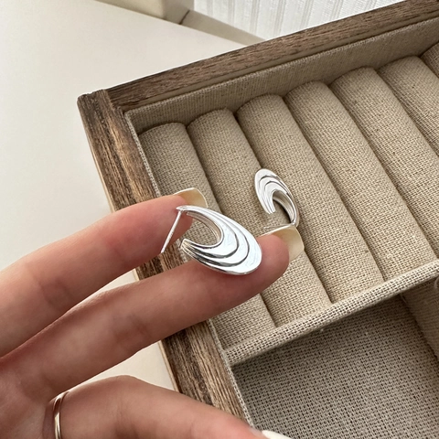 Boucles d'Oreilles Clous Minimalistes en Argent Sterling 925 Courbes à Couches pour Femmes Bijoux Élégants à Lignes Géométriques