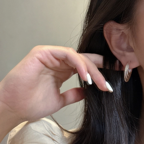 Boucles d'Oreilles Clous Minimalistes en Argent Sterling 925 Courbes à Couches pour Femmes Bijoux Élégants à Lignes Géométriques