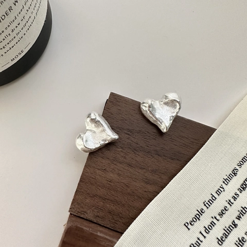 Boucles d'Oreilles Clous Cœur en Argent Sterling 925 Texture de Lave Irrégulière Design de Niche Bijoux Minimalistes Femme