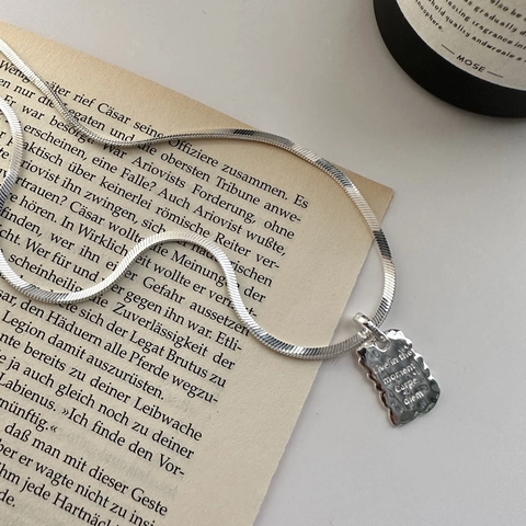 S925 Sterlingsilber Texturiert Rechteckig Anhänger Halskette Für Damen Live In The Moment Graviert Schlangenkette Minimalistischer Schmuck
