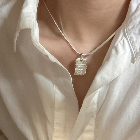 S925 Sterlingsilber Texturiert Rechteckig Anhänger Halskette Für Damen Live In The Moment Graviert Schlangenkette Minimalistischer Schmuck
