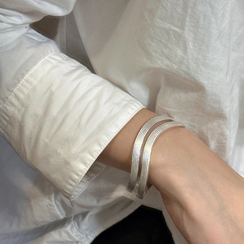 Minimalistisches 925 Sterlingsilber Wellentextur Mehrschichtiges Verstellbares Armreifen Ring Set Modern Unregelmäßiger Polierter Schmuck Damen