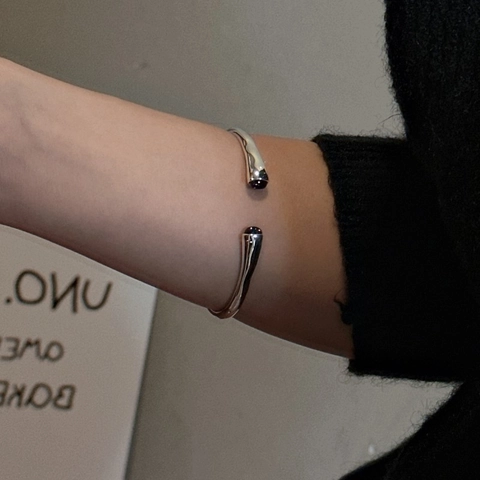 Bracciale Rigido Aperto in Argento Sterling 925 Minimalista per Donna Bracciale a Mano a Onda Irregolare Con Perle di Agata Nera Gioielli alla Moda