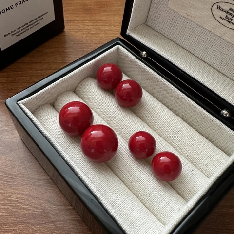 Orecchini a Bottone in Argento Sterling 925 con Perla Artificiale Rossa per Donna Gioielli Rotondi Festivi di Capodanno e Natale