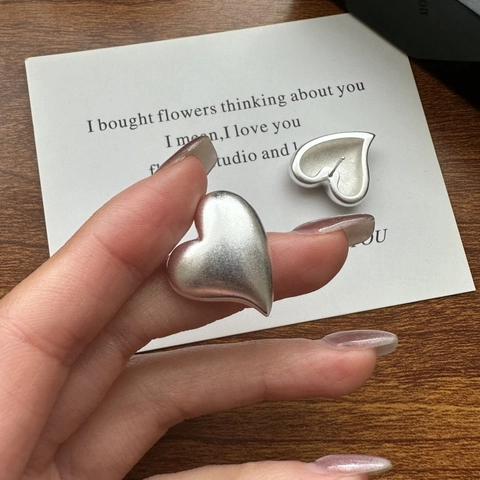 Boucles d'Oreilles Clous Cœur en Argent Sterling S925 pour Femmes Minimaliste Finition Mate Satinée Bijoux Forme de Cœur Cadeau