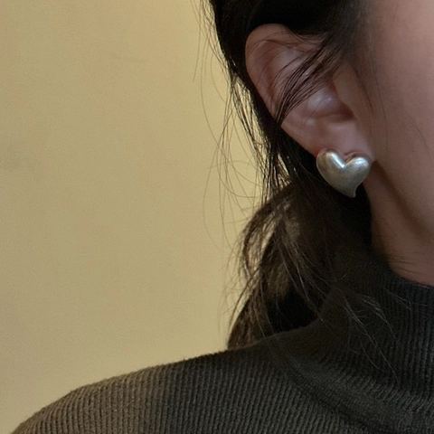 Boucles d'Oreilles Clous Cœur en Argent Sterling S925 pour Femmes Minimaliste Finition Mate Satinée Bijoux Forme de Cœur Cadeau
