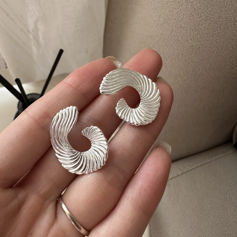 925 Sterlingsilber Spiral Fächerförmige Ohrringe Für Damen Minimalist Mode Niche Design Strukturierte Metallische Creolen