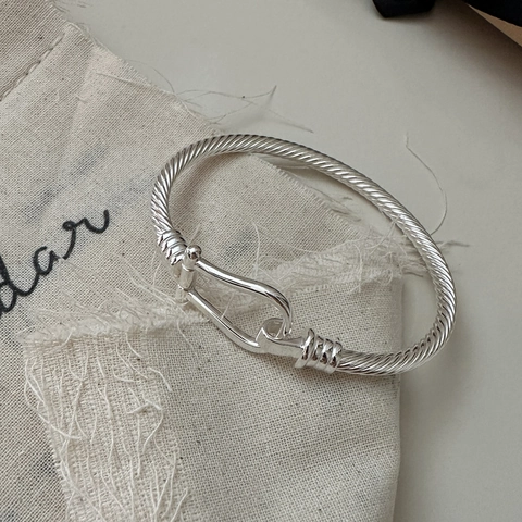 Brazalete de Plata de Ley 925 con Hebilla de Herradura y Cable Retorcido para Mujer Brazalete con Gancho en U Joyería de Mano Minimalista