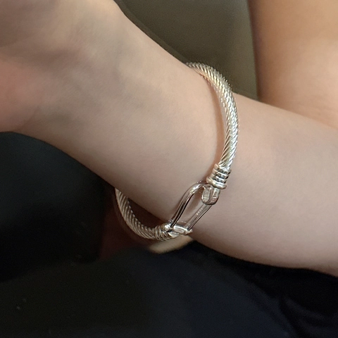 Brazalete de Plata de Ley 925 con Hebilla de Herradura y Cable Retorcido para Mujer Brazalete con Gancho en U Joyería de Mano Minimalista